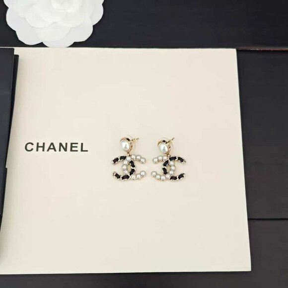 CHANE Pearls and black leather make a stunning contrast Earrings Auth - Picture 5 of 5
